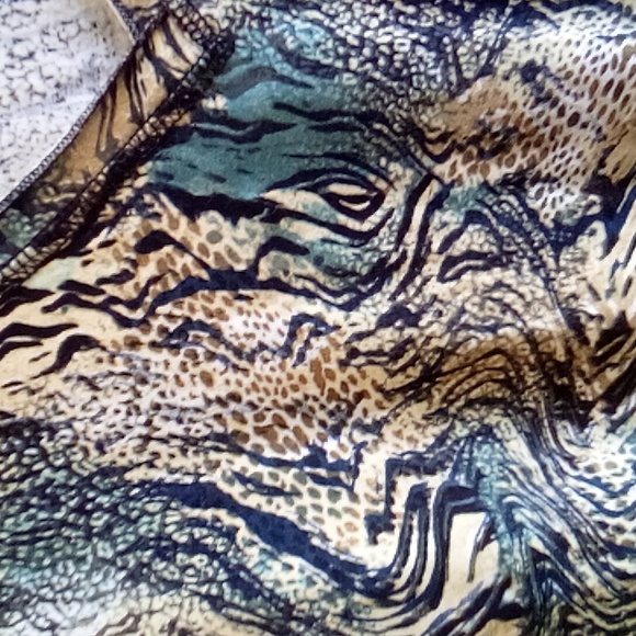 V-Neck top - Picture 2 of 2